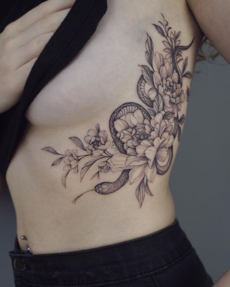 Side Body Tattoos, Snake And Flowers, Side Tattoos Women, Tattoos On Side Ribs, Rib Tattoos For Women, Stomach Tattoos, Women's Tattoo, Side Tattoos, Sleeve Tattoos For Women