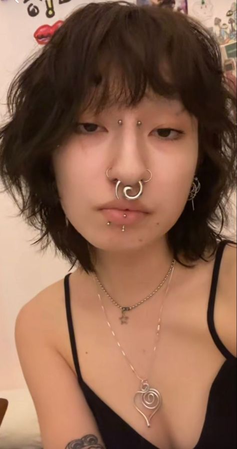 Piercing Ideas Aesthetic Face, Unique Piercings Face, Piercings Nose Septum, Face Piercings Women, Piercing Ideas Face, Piercings Women, Gauge Septum, Chubby Face, Cool Ear Piercings