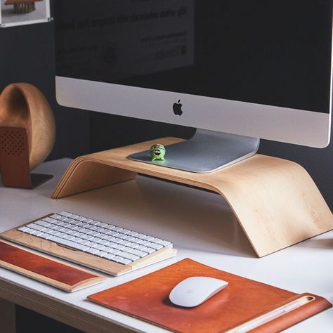 Easy home decor ideas for office Screen Laptop, Wood Office, Desktop Stand, Apple Macbook Air, Macbook Air Pro, Laptop Stand, Lcd Monitor, Easy Home Decor, Office Accessories