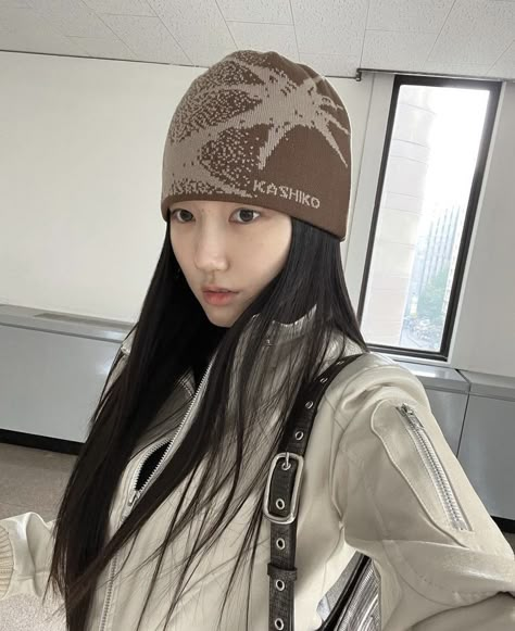 Headwear beanie Beanie Y2k Outfit, Binnie Hat, Beanie Outfit Women, Boyish Outfits, Beanie Outfit, Sassy Girl, Best Photo Poses, Outfits With Hats, Y2k Fashion