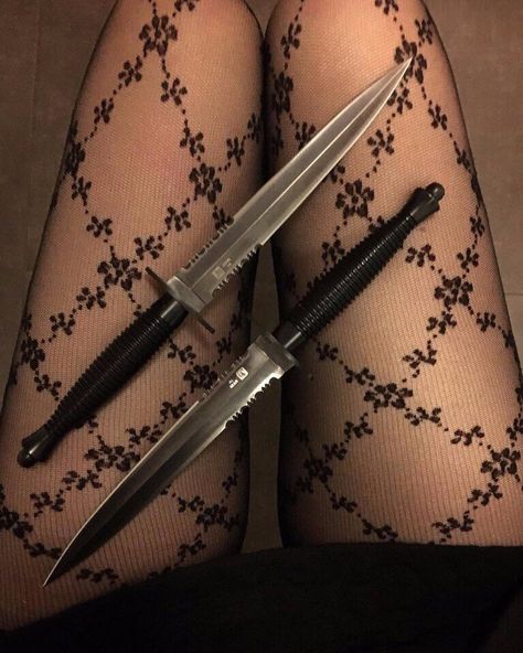 girl knife Angel Y Diablo, Knife Aesthetic, Behind Blue Eyes, Pretty Knives, Allison Argent, Dark Feminine Aesthetic, Cat Mouse, Kill Bill, Feminine Aesthetic