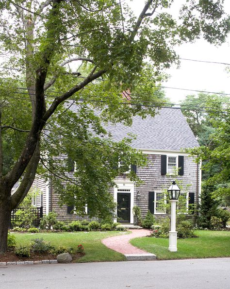 Colonial House Front Walkway, Colonial House Front Landscaping, Front Of House Addition Ideas, Colonial Exterior Lighting, Colonial House Exterior Landscaping, Colonial House Porch, Small Colonial House Exterior, Colonial House Landscaping, Farmhouse Colonial Exterior