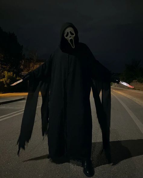 Ghostface Costume, Ghost Face Wallpaper Aesthetic, Scream Costume, Scream Mask, Horror Scream, Scream Franchise, Scream Halloween, Ghostface Scream, Horror Villains