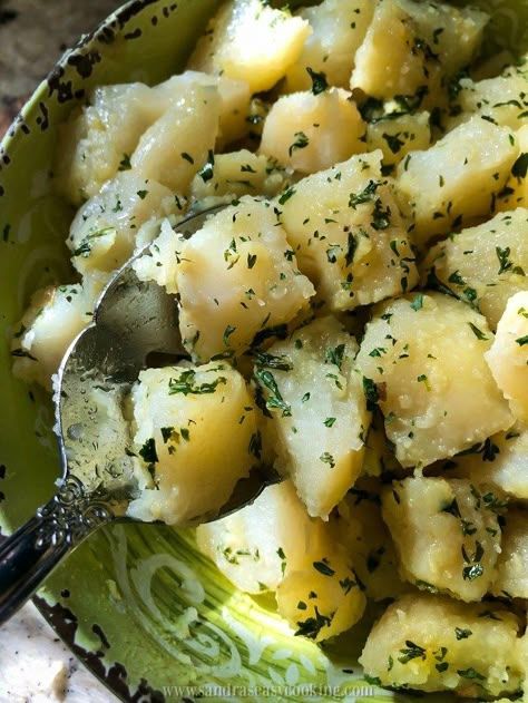 Boiled Potatoes with Butter and Parsley - Sandra's Easy Cooking Parsley Potatoes Stovetop, Parsley Buttered Potatoes, Boiled Potato Recipes Side Dishes, Boiled Potatoes With Skin On, Cheesy Bacon Potato Bites, Boiled Potato Recipes, Chive Mashed Potatoes Recipe, Traditional Mashed Potatoes Recipe, Boiled Potatoes Recipe