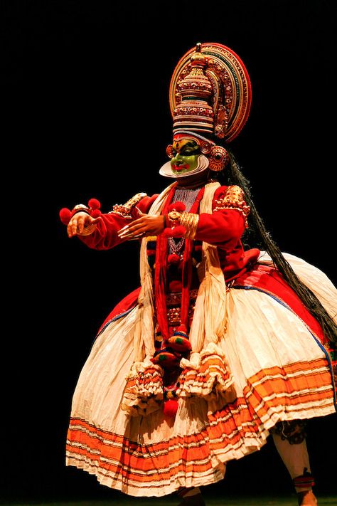 Kathakali Face, Onam Kerala, Indian Classical Dancer, Bharatanatyam Poses, Kathak Dance, Dance Of India, Hall Decoration, Cultural Dance, India Painting