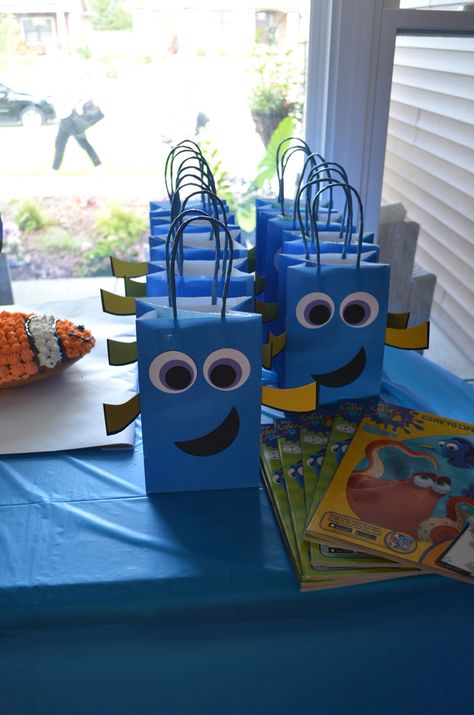 Finding Dory gift bags Nemo Party Favors, Finding Dory Birthday Party Ideas, Finding Dory Party Favors, Dory Party Ideas, Finding Dory Party Ideas, Finding Nemo Birthday Party Ideas, Diy Birthday Party Favors, Finding Dory Birthday Party, Dory Birthday Party