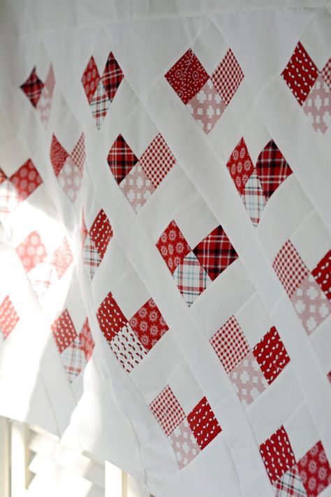 Modern Red And White Quilts, Quilts With Hearts, White Patchwork Quilt, Valentine Quilts, Ombre Quilt, Quilt Simple, Quilt History, Hearts Quilt, Heart Quilts