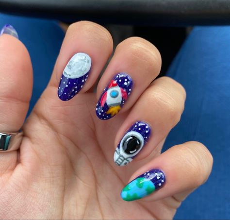 Rocket Ship Nails, Astronaut Nail Art, Spaceship Nails, Space Nails Design, Space Theme Nails, Astronaut Nails, Space Nails Galaxy, Outer Space Nails, Ufo Nails