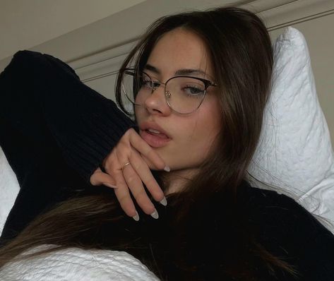 Olivia Christie, Woman With Glasses, Classy Glasses, Glasses Inspiration, Looks Kylie Jenner, Cute Glasses, Girls With Glasses, Insta Photo Ideas, Selfie Poses