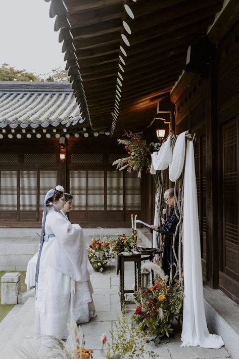 Sunwoongak Seoul, Fall Wedding: Martin and Susan’s Traditional Korean Wedding - Lorryn Smit Photography Korean Wedding Ceremony, Korean Wedding Traditions, Traditional Korean Wedding, Wedding Hanbok, Hanbok Wedding, Powder Blue Dress, Romantic Times, Wedding Types, Korean Wedding