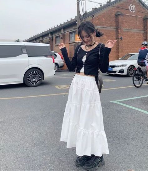 Japan Long Skirt Outfit, Outfit Ideas With Long White Skirt, Cute Midsize Outfits Spring, Call 2023 Outfits, Cute Outfit Inspo Spring, Long Skirts Fall Outfits, Outfit Inspo Maxi Skirt, Japan Style Fashion Summer, White Skirt Outfit Long