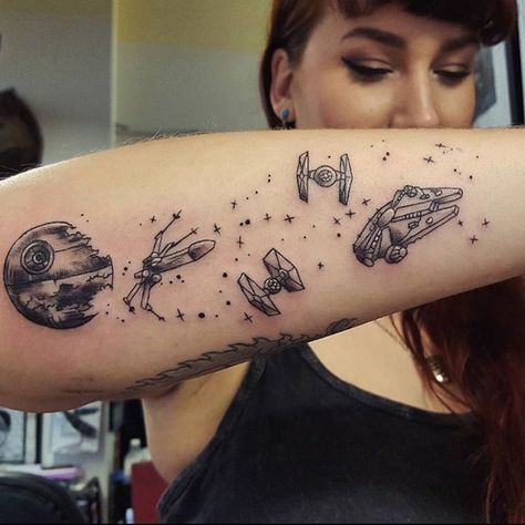 A great Star Wars battle scene by @amzkelso 🖤#starwars #starwarsart #blackandgreytattoo #blackink #starwarstattoo #starwarstattoos… Star Wars Tattoo Ideas, Star Wars Tattoo Sleeve, Tattoos For Women On Thigh, Star Trek Tattoo, Outer Space Tattoos, Falcon Tattoo, Female Tattoos, Men Tattoos, Geek Tattoo