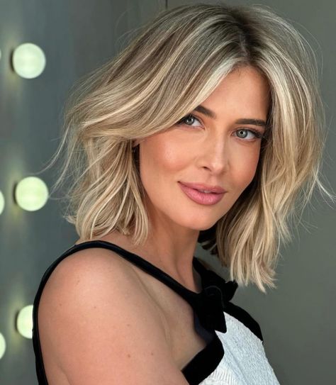 Bold Hair Color Ideas, Pale Blonde Hair, Copper Blonde Hair Color, Shaggy Bob Haircut, Short Hair Highlights, White Blonde Hair, Layered Bob Haircuts, Bold Hair Color, Beautiful Blonde Hair