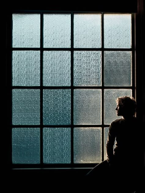 Foto Scale, Window Photography, Dark Portrait, Silhouette Photography, Environmental Portraits, Popular Photography, Photographie Portrait Inspiration, Window Light, Man Standing