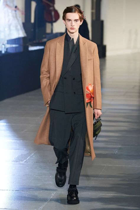 Valentino Menswear, Menswear Runway, 2016 Menswear, Moda Paris, Mens Style Guide, Adidas Outfit, Camel Coat, Valentino Men, Menswear Collection