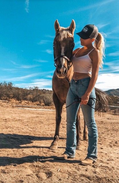 Horse Riding Outfit Casual Summer, Horse Back Riding Outfits Summer, Horse Back Riding Outfits Casual, Horse Riding Outfit Casual, Horse Riding Outfits, Woman Riding Horse, Riding Outfits, Cute Cowgirl Outfits, Horseback Riding Outfits