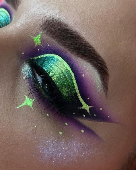 Dragon Eyes Makeup, Purple And Green Makeup, Dragon Eyeshadow, Dragon Scale Makeup, Dragon Makeup Look, Green And Purple Eyeshadow, Green Dragon Makeup, Purple Dragon Makeup, Dragon Scale Face Makeup