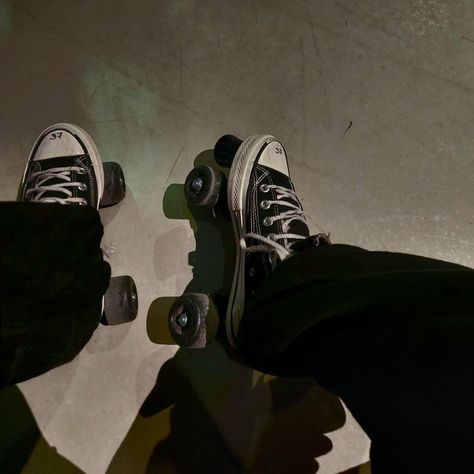 Black Roller Skates Aesthetic, Aesthetic Roller Skates, Rollerskates Aesthetic, Rollerskate Aesthetic, Roller Skates Aesthetic, Roller Skating Aesthetic, Johnson Aesthetic, Jeremy Johnson, Rolling Skate