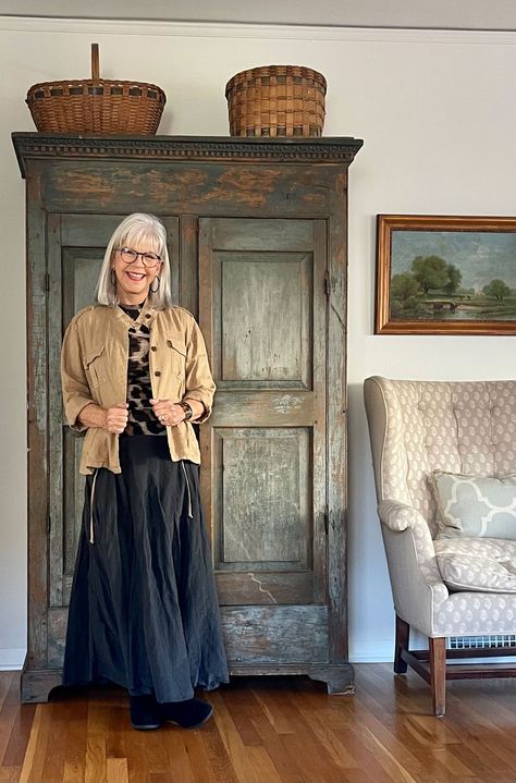 cindy hattersley styling leopard tee with cp shades skirt and utility jacket Cindy Hattersley Style, Leopard Maxi Skirts, 70 Fashion, Leopard Skirt, Advanced Style, Ageless Style, Rag And Bone, Over 50 Womens Fashion, California Style