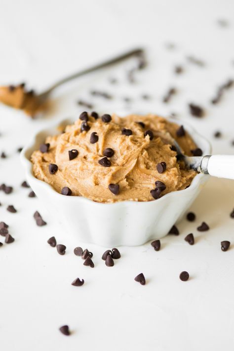 Healthy Peanut Butter Chocolate Chip Mousse Healthy Edible Cookie Dough Recipe, Low Calorie Cookie Dough, Low Carb Cookie Dough, Confessions Of A Fit Foodie, Low Calorie Cookies, Galletas Keto, Keto Cookie Dough, Edible Cookie Dough Recipe, Cookie Dough Dip