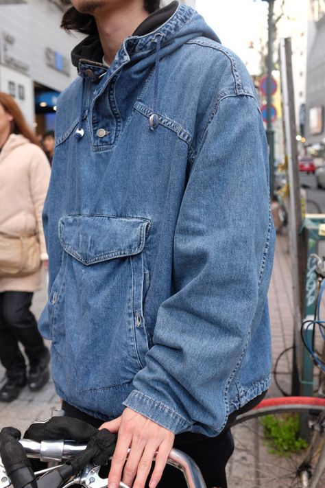 Over-the-head denim anorak on the street of Tokyo spotted by our... Men Denim Jacket Men Style, Mens Fashion Denim, Men's Denim Style, Denim Hoodie, Denim Inspiration, Denim Ideas, Denim Jacket Men, Denim Details, 가을 패션