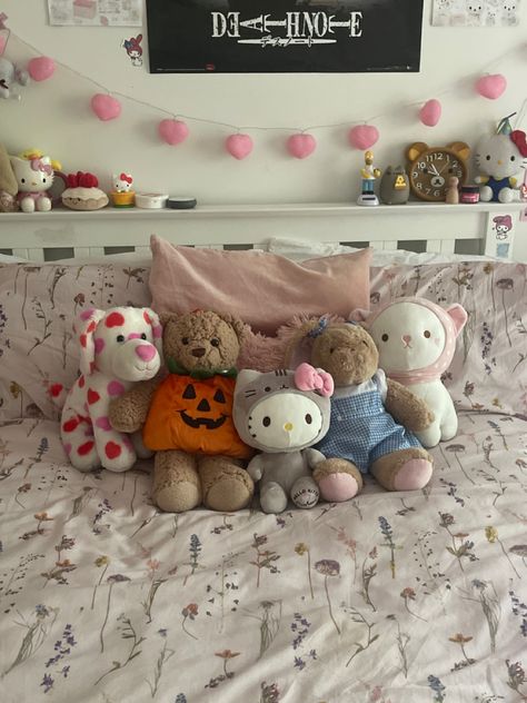 Rilakkuma Plushie, Sanrio Room, College Dorm Room Inspiration, Kawaii Bedroom, Hello Kitty Rooms, Dorm Room Inspiration, Cute Room Ideas, Pretty Room, Dreamy Room