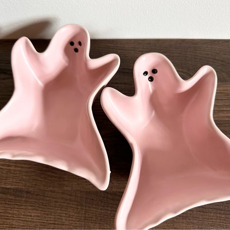 Pink Halloween Ghost Ceramic Bowls Dishes Set Of 2 Bowls Can Be Used As A Bowl Or Candy Dish Condition: Brand New Keywords: Pink Halloween 2024 Fall Spooky Season Viral Tiktok Trend Trendy Decor New Nwt Ghost Autumn Season Seasonal Holiday Pumpkin Halloween Ceramics, Halloween Pottery, Ghost Ceramic, Goth Kitchen, Pink Ghost, Viral Tiktok, Pink Halloween, Halloween 2024, Autumn Season