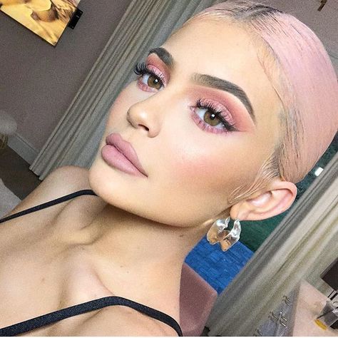 Kylie Jenner pink makeup look Moda Kylie Jenner, Iconic Pics, Maquillage Kylie Jenner, Rosa Make-up, Look Kylie Jenner, Looks Kylie Jenner, Kylie Jenner Nails, Kylie Makeup, Kylie Jenner Pictures