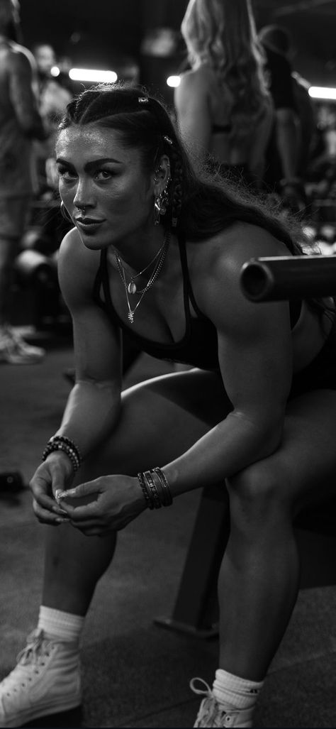 Crossfit Body Woman, Group Workout Aesthetic, Viking Physique, Bulky Women Muscle, Professional Gym Photos, Running Aesthetic Women, Thick Gym Body Type, Arm Muscles Women, Physically Strong Women