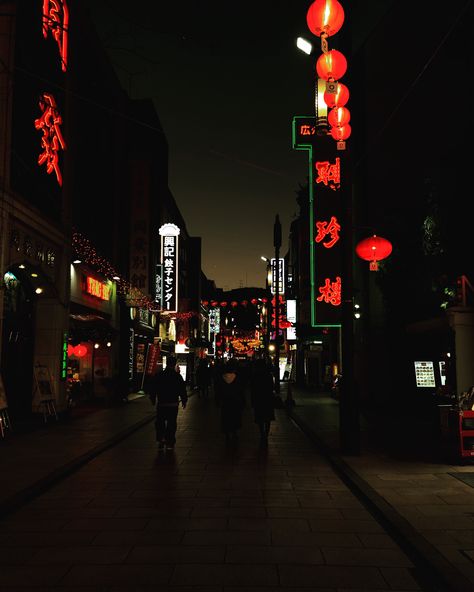 photography in japan. Chinatown has a nice neon aesthetic Izana Aesthetic, Izana Kurokawa Aesthetic, Chinatown Aesthetic, Neon Japan, Neon Street Photography, Fallen Angel Aesthetic, Black And Red City Aesthetic, Japan Neon Aesthetic, Cyberpunk Photoshoot