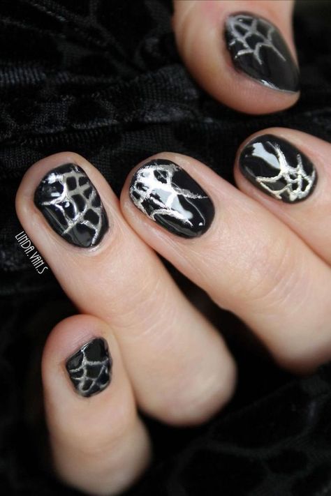 Add a bit of sparkle to a classic black mani using our Holographic Transfer Foils. Draw our your seb design using our Pro Range Stripe Liner and Foil Gel, apply your foil and voila! @linda.van.s Silver Foil Nail Art, Manicure Halloween, Black Gel Polish, Foil Nail Art, Nail Vinyls, Polish Manicure, Punk Nails, Gel Polish Manicure, Gothic Nails