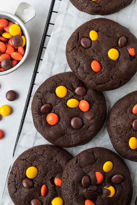 These soft and chewy chocolate peanut butter cookies are easy to make and are packed with tons of Reese's Pieces candies. Easy Reese’s Pieces Cookies, Reeces Pieces Cookie, Reese’s Pieces Cookies, Reese’s Cookies, Reeses Aesthetic, Cookies Reeses, Reese's Pieces Cookies, Reeces Pieces, Reeses Cookies