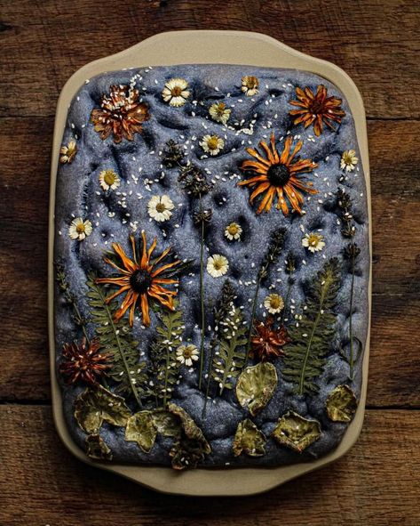 Flower Focaccia Bread, Foccacia Art Bread, Halloween Foccacia Bread Art, Focaccia Design, Focaccia Aesthetic, Baking Bread Aesthetic, Flower Focaccia, Foccacia Bread Art, Marzipan Figures