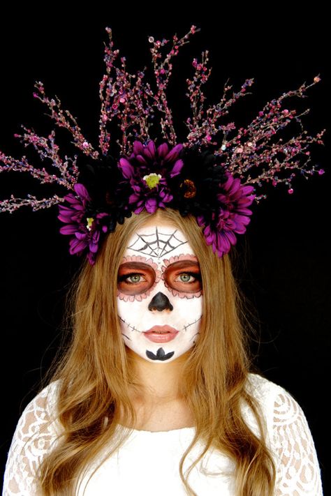 Day Of The Dead Crown, Lu Elite, Sugar Skull Halloween Costume, Skull Halloween Costume, Halloween Headpiece, Black Flower Crown, Sugar Skull Halloween, Flower Makeup, Headpiece Diy