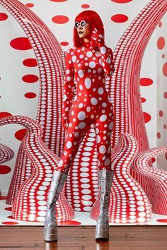 Moda 60s, Circus Chic, Mannequin Lamp, Blonde Cartoon, Sewing Costumes, Leigh Bowery, Dog Parade, Inspiration Aesthetic, Futuristic Fashion