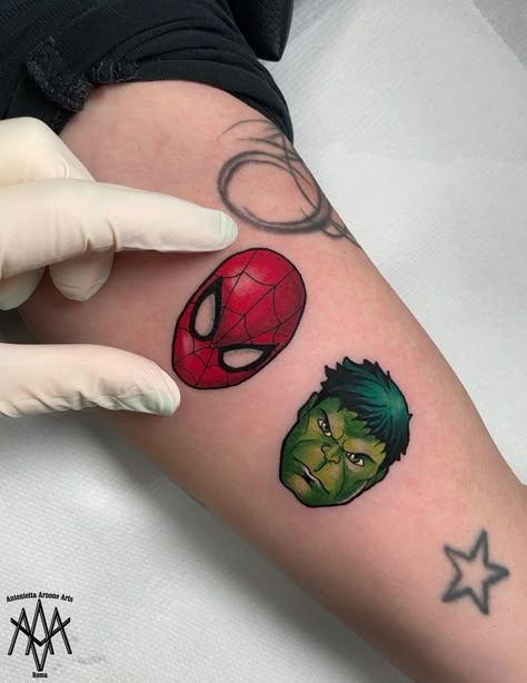 #antoniettaarnonearts #roma #rome #italia #italy #trastevere #tattoo #tattoos #tatuaggio #tatuaggi #idea #tattooidea #inked #ink #coloredtattoo #marvel #spiderman #hulk #comics #comic #heroes #superhero #superheroes #smash #peterparker #parker #minimal #minimalist #small #smalltattoo Marvel Heroes Tattoo Design, Marvel Heroes Tattoo, Minimalist Spiderman Tattoo, Hulk Tattoo Ideas, Marvel Tattoos Minimalist, Spiderman Tattoos, Hulk Tattoo, Hero Tattoo, Spiderman Tattoo