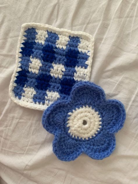 Crochet Coaster Aesthetic, Crochet Ideas Coasters, Blue Crotchet Ideas, Cool Crochet Coasters, Blue Crochet Aesthetic, Aesthetic Crochet Coaster, Cute Coasters Crochet, Crocheted Coaster, Crochet Ideas With Blue Yarn