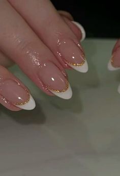 Graduation Nails Short Almond, Oval Gold Nails, Simple Graduation Nails Almond, Nail For Graduation, Gel Nails For Graduation, White French Tip With Gold Line, Eid Nail Designs, White French Tip Nails With Gold, Graduation Nails Acrylic Short