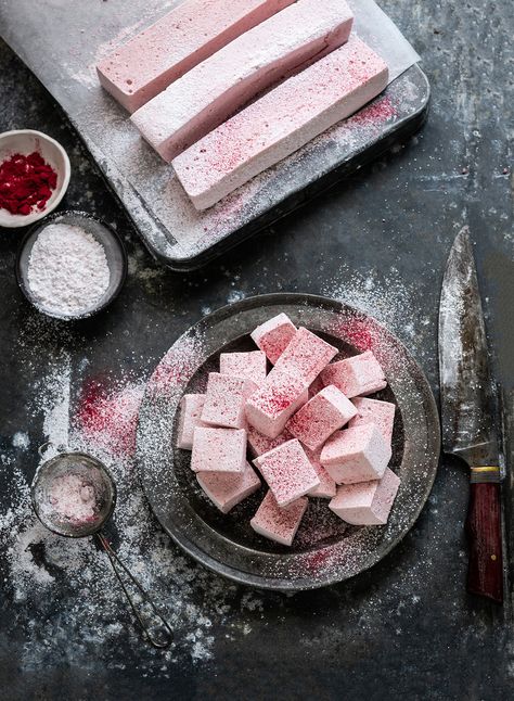 Strawberry marshmallows with Grand Marnier recipe Raisin Scones, Homemade Marshmallow Recipe, Cranberry Orange Scones, Skillet Chocolate Chip Cookie, Nut Granola, Orange Scones, Recipes With Marshmallows, Homemade Marshmallows, Caramel Popcorn