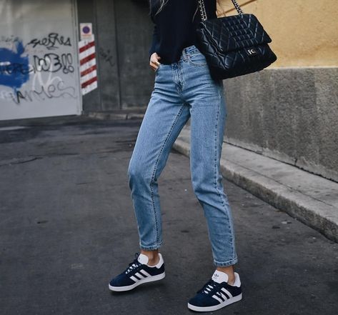 Black And White Adidas Gazelle Outfit, Blue Gazelles Outfits, Navy Blue Shoes Outfit Woman, Navy Sneakers Women Outfit, Outfit With Adidas Gazelle, Adidas Gazelle Outfit Aesthetic, Navy Gazelle Outfit, Navy Adidas Outfit, Navy Blue Gazelle Adidas Outfit