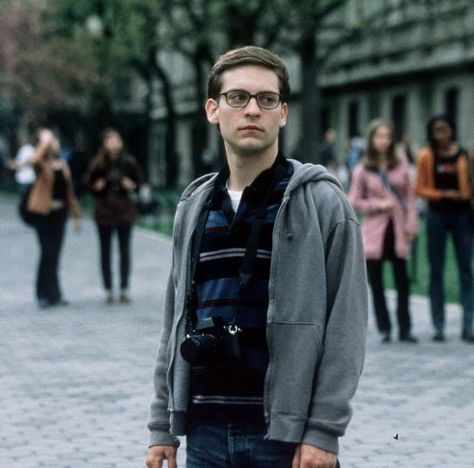 When your friend meets some of his friends on the street and you just stand there waiting for him to finish his talk Toby Maguire, Bully Maguire, Spider Man 2002, Spider Man Trilogy, Spiderman Outfit, Parker Outfit, Tobey Maguire, Joe Manganiello, James Franco