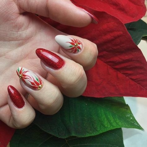 Poinsettia Nails made with Ruby Ritz and Unmasked by @jennails.dk 😍 Poinsettia Nails, Flower Nail Art, Xmas Nails, Flower Nails, Poinsettia, Christmas Nails, Ruby, Nail Designs, Nail Art