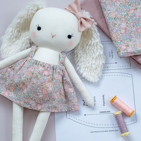 Emma on Instagram: "Hands up who is making a bunny for Easter this year 🙋‍♀️🐰 My bunny sewing pattern is the easiest of all my patterns. I’ve kept the clothes deliberately simple so that you don’t need any sewing experience to make them. It’s a great first project if you are new to sewing ❤️ The pattern includes step-by-step photographs with really detailed instructions. As well as showing you what to do, I also include prompts to help you avoid common mistakes. There are templates so you can Sewing Machine Projects For Beginners, Custom Kids Clothes, Bunny Sewing Pattern, Bunny Sewing, Sewing Terms, Diy Pop, Sewing Machine Thread, Rabbit Doll, Art Dolls Cloth