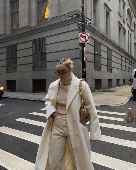 Cream Monochrome Outfit, White Trench Coat, Smart Casual Women, Classy Fits, Trench Coat Outfit, Beige Outfit, Monochrome Outfit, Cold Outfits, Coat Outfit