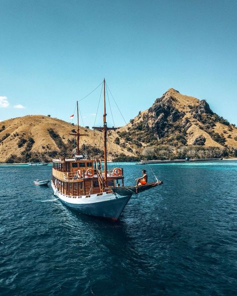 Komodo National Park, Flores Island, Indonesia.   The Komodo National Park cruises & adventures by Hello Flores will be your ultimate travel experience and a great Komodo & Flores island tour! Explore Flores and the UNESCO world heritage with a liveaboard from Labuan Bajo, which offer unique cruising, trekking and diving experience beyond expectations! Book your trip with Hello Flores www.helloflores.com  Photo credit: @where.is.gio Labuan Bajo Aesthetic, Kokomo Island, Sailing Aesthetic, 7 Natural Wonders, Traveling Photography, Labuan Bajo, 2024 Travel, Komodo National Park, Travel Creative