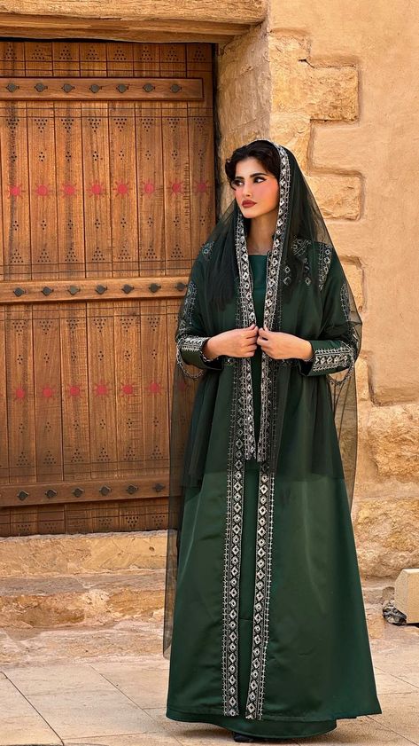 Saudi Arabia Clothing, Saudi Traditional, Saudi Culture, Saudi Aesthetic, Saudi Women, Scarf Aesthetic, Cultural Dress, Middle Eastern Fashion, Arab Beauty