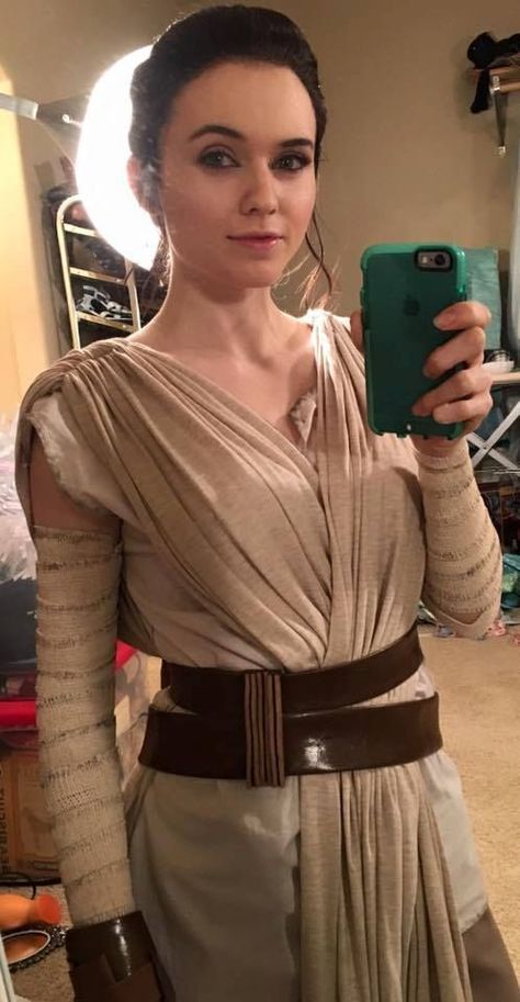 DIY Rey Star Wars Costume | Your Costume Idea for Halloween, Mardi Gras and Carnival 2 Mary Poppins Kostüm, Rey From Star Wars, Rey Star Wars Costume, Disfraz Star Wars, Rey Costume, Star Wars Rey, Rey Cosplay, Star Wars Character, Cosplay Inspo