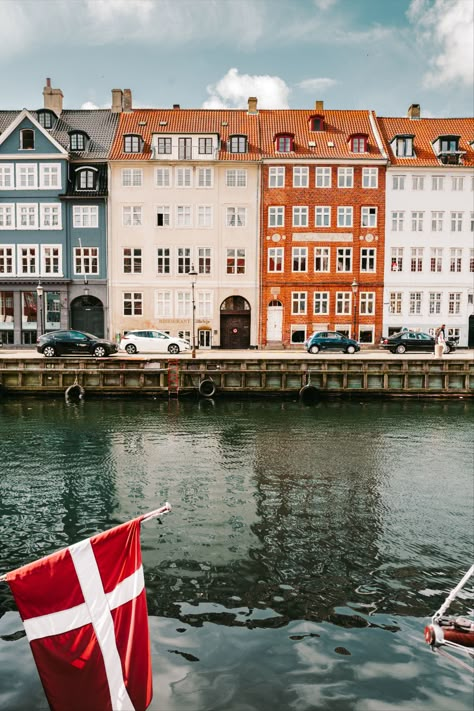 Nyhavn, the must to see spot in Copenhagen, Denmark. Get inspired by travel photography from Copenhagen colorful streets, houses. Copenhagen Denmark Photography, Cophengan Denmark, Scandinavian Photography, Copenhagen Photography, Denmark Photography, Denmark Aesthetic, Copenhagen Summer, Copenhagen Aesthetic, Copenhagen City