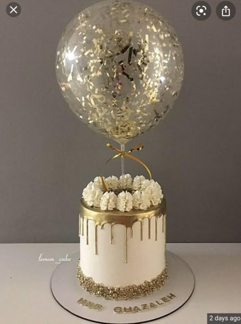 White Golden Cake Design, Golden Cake Designs Birthday, Simple Half Birthday Cake, Golden Theme Cake, Gold Cheesecake, White And Gold Cake Simple, White And Golden Cake, Gold Dripping Cake, Golden Cake Design