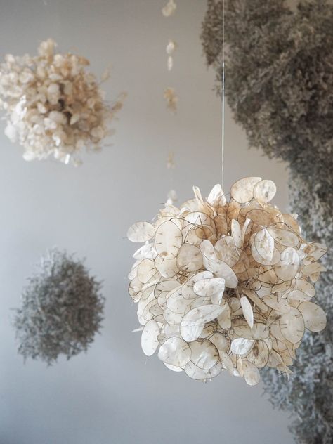 botanical winter wonderland installation — Anne van Midden Christmas Flower Installation, Dried Flower Cloud, Paper Whites, Magic Christmas, Dried Floral Installation, White Winter Flowers, Winter Floral, Natural Christmas Decor Ideas, Winter Wonderland Decor